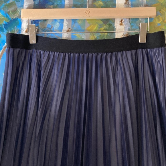 BCBGMaxAzria Pleated ColorBlock Maxi Skirt - Picture 3 of 9